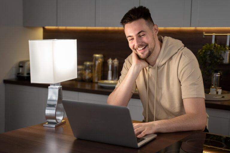 Persona en su escritorio aprendiendo cómo emprender un negocio en casa desde su laptop