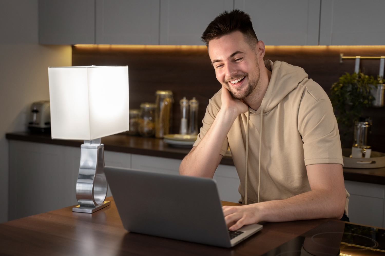 Persona en su escritorio aprendiendo cómo emprender un negocio en casa desde su laptop