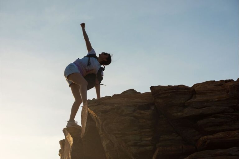 Persona avanzando con determinación, símbolo de perseverancia y transformación personal