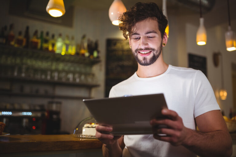 Emprendedor construyendo su primer negocio digital con laptop