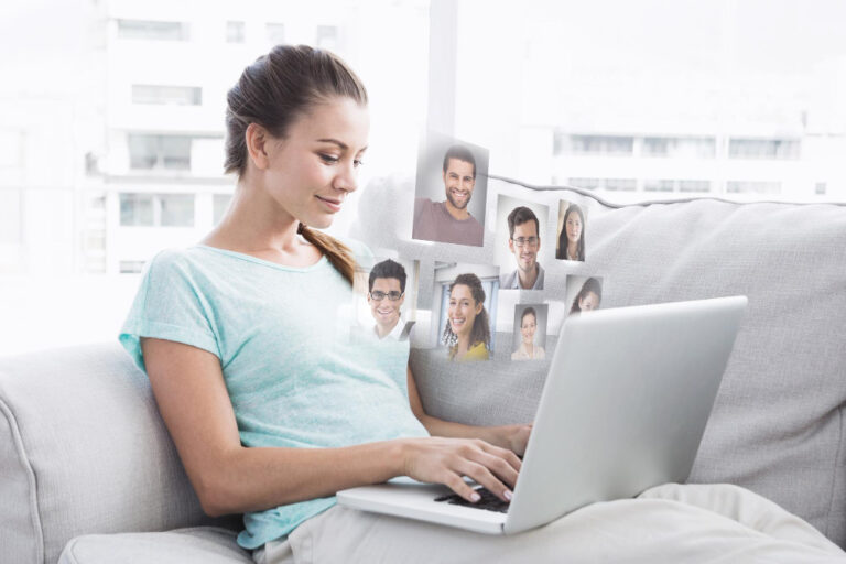 Persona conectando con una comunidad virtual desde casa, reflejando sentido de pertenencia