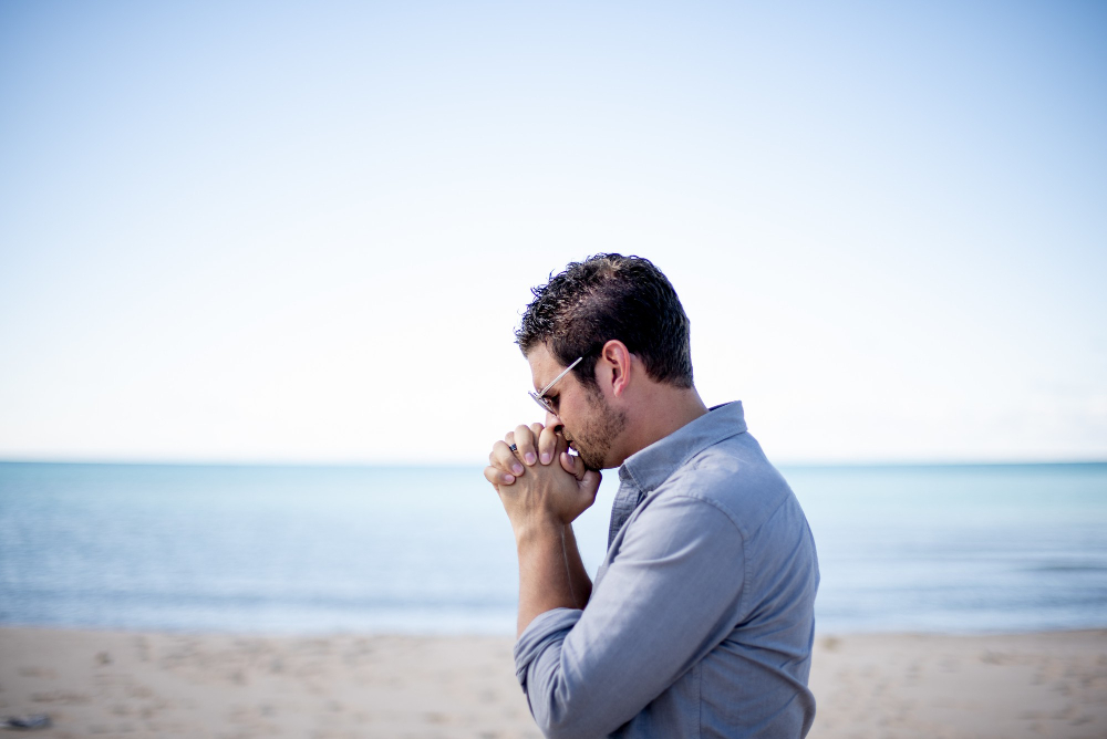 Persona mirando hacia un nuevo horizonte, dudando antes de avanzar, simbolizando el temor interno
